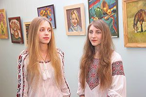 ПОБАЧИВШИ РОБОТИ ВОЛИНЯНОК, ОЛЕГ СКРИПКА ЗАМОВИВ ЇМ ПОРТРЕТИ СВОЇХ ДІТЕЙ