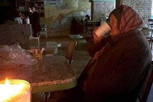 Скандал в столичному кафе: бабусю, яка хотіла погрітися, виганяли на вулицю 