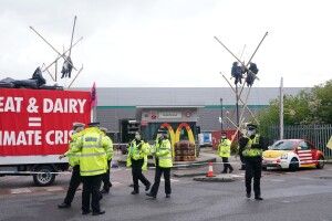 У Великобританії екоактивісти паралізували роботу мережі ресторанів швидкого харчування «McDonald's»