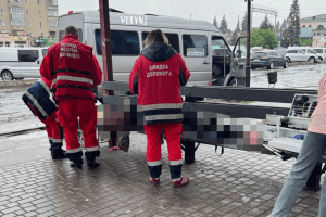 На Волині пенсіонерка померла на зупинці, попри зусилля медиків