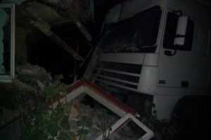 Цікаво, що снилося людям, хату яких протаранила фура?.. (Фото)