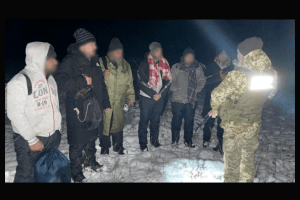 На кордоні України з білоруссю затримали групу «підкинутих» нелегалів