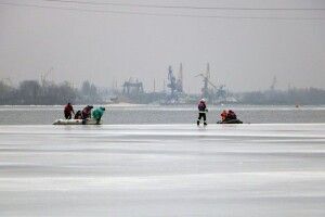 Шість рибалок дрейфували на крижині