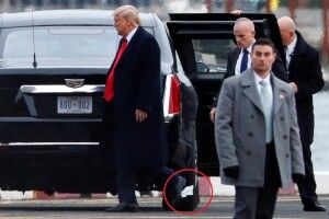 «Воно до нього прилипло!»: до обчасів Дональда Трампа приклеївся шматок туалетного паперу...