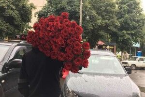 Лучанин подарував дружині букет із 61 троянд