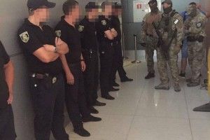 В аеропорту «Харків» поліція ховала багатотисячні хабарі у каналізації (фото)
