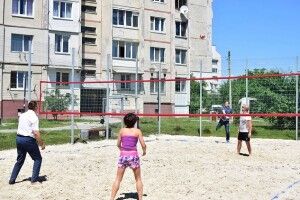 В Івано-Франківську депутати зіграли у пляжний волейбол (фото)