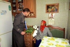Молодий священик завітав до прихожанки з букетом білих жоржин… (фото)