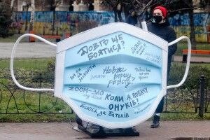 У Києві з коронавірусними страхами боротимуться гігантською маскою
