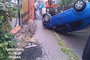 Автівка у Луцьку стала догори дригом