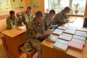 На «Бандерштаті» прикордонники Волині отримали 500 нових книг 