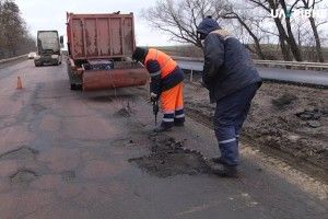 На Рівненщині поспішають латати ями на дорозі, якою їхатиме Гройсман (ФОТО,ВІДЕО)