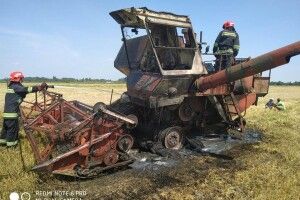 У Самострілах просто на полі згорів комбайн (фото)