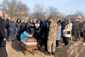 На Рівненщині навколішки прощалися з 27-річним кулеметником (Відео)