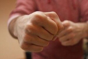 Напад у під'їзді: раніше судимий волинянин ударив та пограбував чоловіка