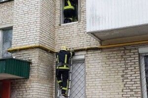 Волинські рятувальники лазили на другий поверх, щоб врятувати дитя