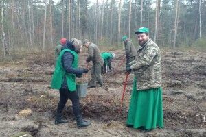 Священник і сам долучився до посадки дерев