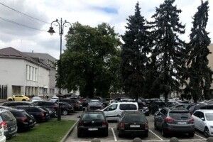 Скоро доведеться платити, щоб припаркуватись біля драмтеатру у Луцьку