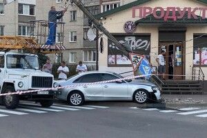 На перетині Щусєва та Захарова луцький «шумахер» збив електроопору 