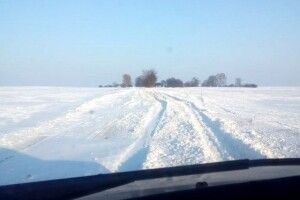 На Волині аграрії допомогли визволити із снігового полону 13 автівок і «швидку» (Відео)