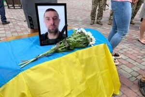 Рівненщина на колінах зустріла загиблого на фронті Героя (Фото)