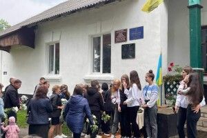 На пам’ятну подію прийшли дружина й діти загиблого Героя