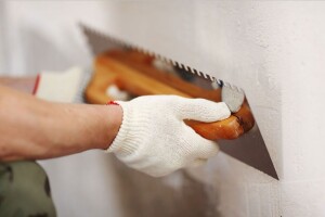 Переваги і недоліки готової шпаклівки у відрах