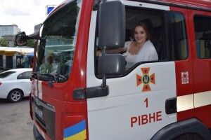 У ЗАГС - на пожежній машині (Фото)