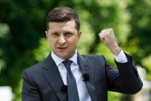 Зеленського просять запровадити адміністративну відповідальність за плювання та шмаркання у громадських місцях