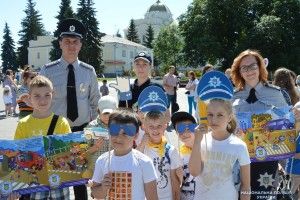 У Луцьку поліцейські влаштували свято для дітей і закликали батьків дбати про їх безпеку під час літніх канікул