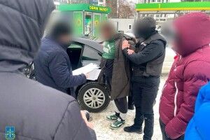 Волинянин за 8 тисяч доларів обіцяв зробити чоловіка непридатним до військової служби