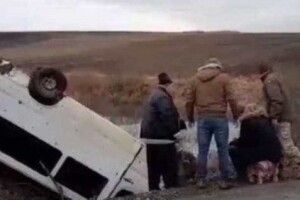 На трасі з'їхав у кювет та перевернувся пасажирський автобус