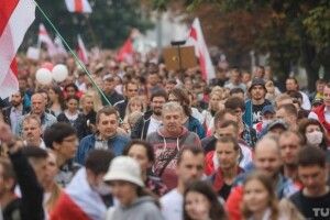 Маразм міцнішає: білорусів збираються карати за «незаконне використання прапорів»