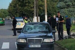На Волині Mercedes збив велосипедиста: в машині повністю розтрощене лобове скло (Фото)