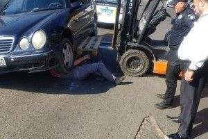 У Луцьку авто попалося у пастку водозливної решітки (Фото)