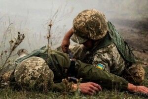 Поранений український солдат помер під час евакуації до медзакладу (Відео)