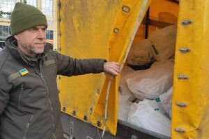 Пироги, вареники і мішки для воїнів: волонтери з Луцька повезли на передову гостинці