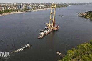 У Запоріжжі посеред Дніпра застряг кран-гігант «Захарій»
