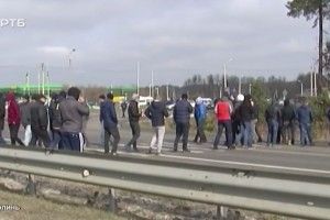 На Волині селяни знову воюють з лісовозами (Відео)