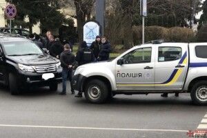 У центрі Луцька поліцейські закували двох чоловіків з «лексуса» у кайданки. Проводять обшуки (Фото)