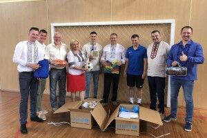 Представники Асоціації футболу Волині привезли подарунки луцьким школярам
