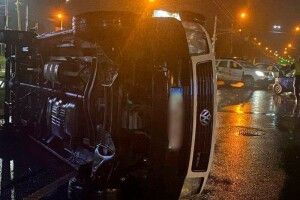 З'явилося відео моменту жахливої аварії у Луцьку, де перевернувся  бус (ВІдео)