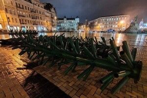 У столиці почали встановлювати головну новорічну ялинку України