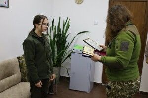 У громаді на Волині донечці полеглого Героя вручили батькові відзнаки