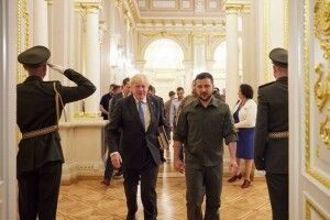Російська армія перебуває під значним тиском та зазнає колосальних втрат у війні в Україні – Джонсон