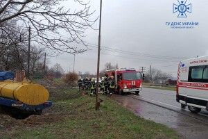 У Луцькому районі через аварію водія затисло в молоковозі (Фото 18+)