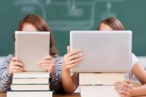 Школа в умовах війни: як планують продовжити навчання в Україні та за кордоном
