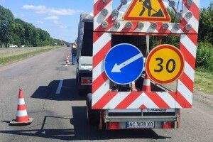 З волинського боку латають трасу Луцьк-Рівне (Фото)