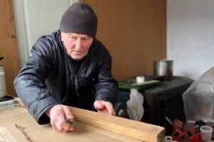 85-річний волонтер з Волині власноруч зробив понад тисячу окопних свічок (Відео)