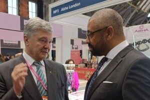 Порошенко у Манчестері обговорив із Клеверлі та Шаппсом посилення допомоги Україні